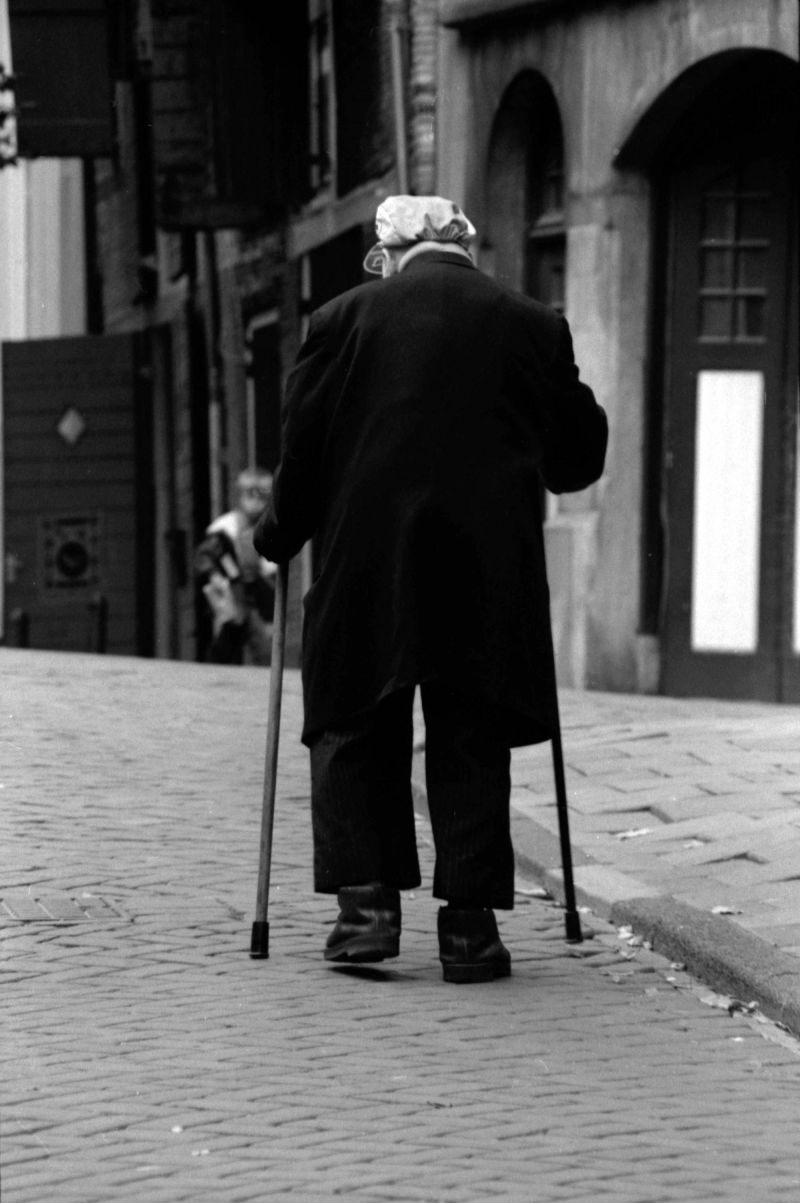 oude, man, niewmarkt, amsterdam, wandelstok, jaren, 80, straat, fotografie