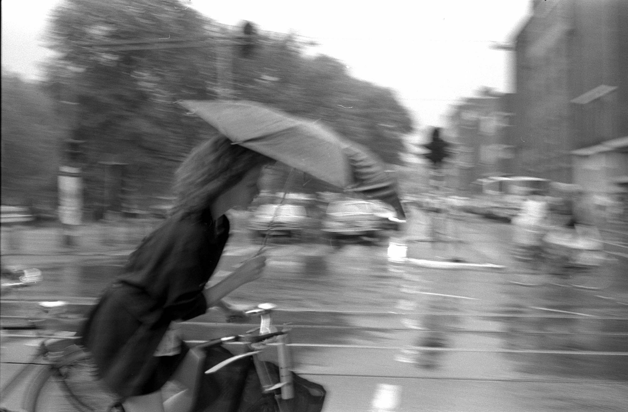 vrouw, fiets, regen, parapluie, amsterdam, jaren, 80, foto, judocus, van ,soest, weteringschans